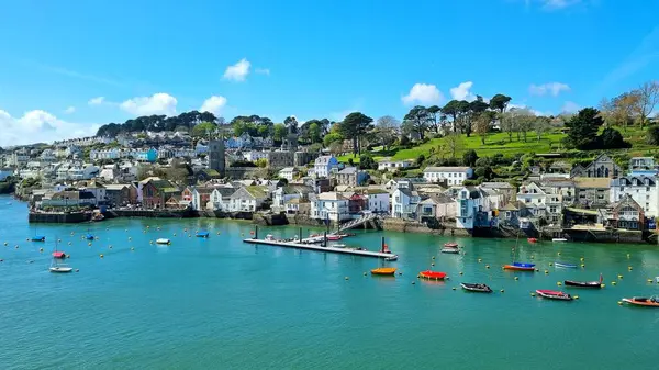 Büyüleyici bir sahil kasabası olan Fowey 'in manzarası ve İngiltere, Cornwall' daki feribot terminali.