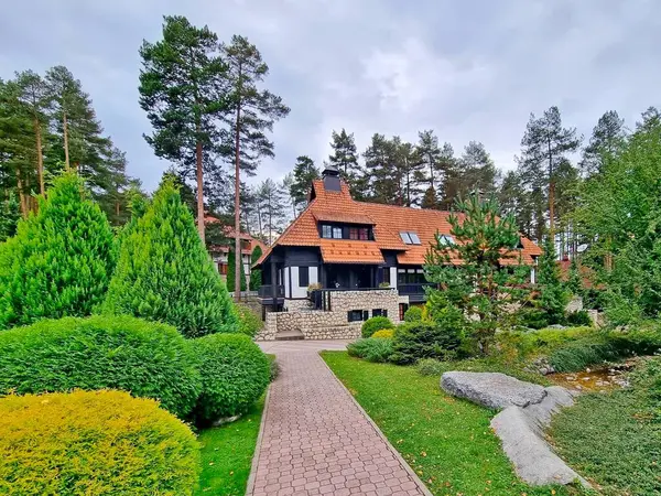 Çam ormanlarında ideal tatil için kırmızı kiremit çatılı modern kulübe