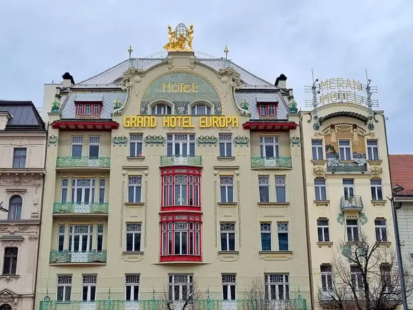 Prag, Çek Cumhuriyeti - 6 Şubat 2024: Avrupa 'yı sembolize eden, bitki motifleri ve altın bir heykel ile zenginleştirilmiş, simetrik cepheli, çarpıcı bir Sanat Yeni Binası. 