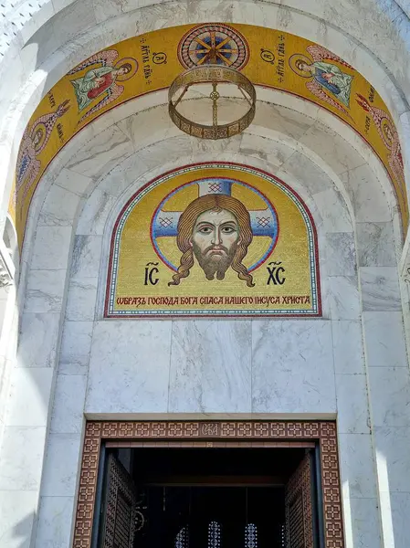 Belgrad, Sırbistan - 13 Ekim 2023: Balkanlar 'ın en büyük Ortodoks kilisesi olan Aziz Sava Kilisesi' nin girişinin üzerinde Kurtarıcı 'nın altın tonlarında mozaiği