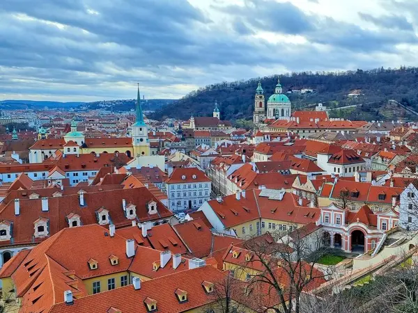 Prag, Çek Cumhuriyeti - 7 Şubat 2024: Prag Kalesi 'nden havadan panoramik manzara Avrupa' nın en güzel şehrinin kırmızı kiremitli çatıları üzerinde