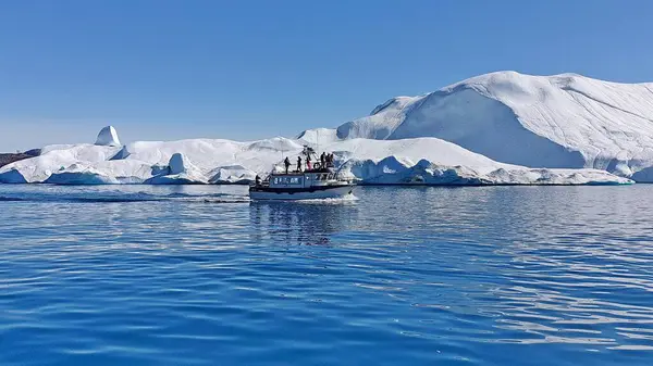 Disko Körfezi, Grönland 9 Temmuz 2019: Buzdağları ve motorlu tekne ile kutup manzarası