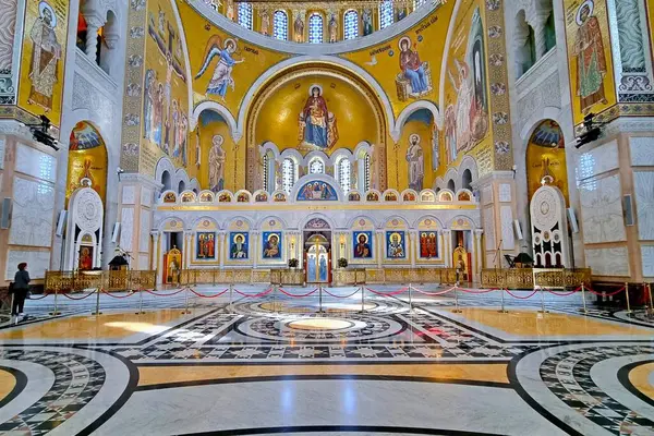 Belgrad, Sırbistan - 13 Ekim 2023: Mihrapta Saint Sava Tapınağı 'nın zarif altın mozaikleriyle iç kısımları görülüyor 