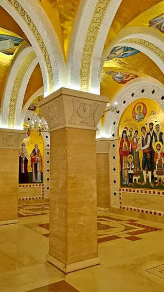 Belgrad, Sırbistan - 13 Ekim 2023: Saint Sava Tapınağı 'nın kemerli mahzenleri, freskler ve altın mozaiklerle zenginleştirilmiş yeraltı türbesinin renkli bir parçası