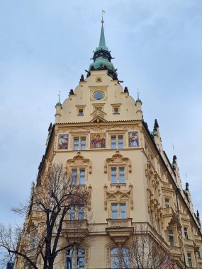 Prag, Çek Cumhuriyeti - 9 Şubat 2024: Paris Oteli 'nin kendini beğenmiş neo-gotik binası Eski Şehir' in kalbinde yer alan karakteristik Art Nouveau unsurlarıyla