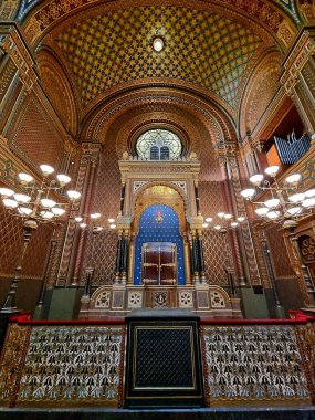 Prag, Çek Cumhuriyeti - 9 Şubat 2024: Josefov Yahudi Mahallesi 'ndeki İspanyol Sinagogu' nun lüks içinde Tevrat sandığı ve Bimah 'ın görüntüsü