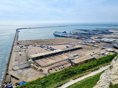 Dover, Kent, İngiltere - 13 Nisan 2024: Avrupa 'nın en büyük kargo limanının Beyaz Kayalıkları ve doğu rıhtımlarından bir feribot terminali, bir gemi terminali, bir deniz kargo limanı ve bir yat marinası içeren görüntüler