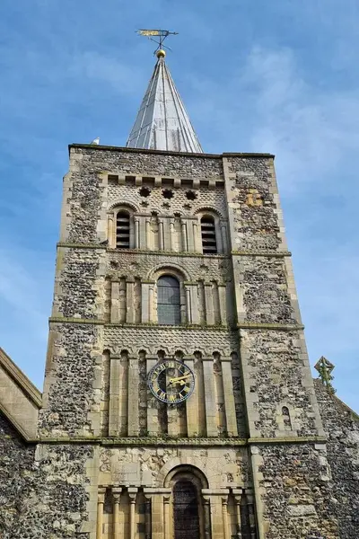 Dover, Kent, İngiltere - 12 Nisan 2024: Antik Anglikan Kilisesi tarihi Bakire Meryem Kilisesi 'nin taş saat kulesinin görüntüsü 