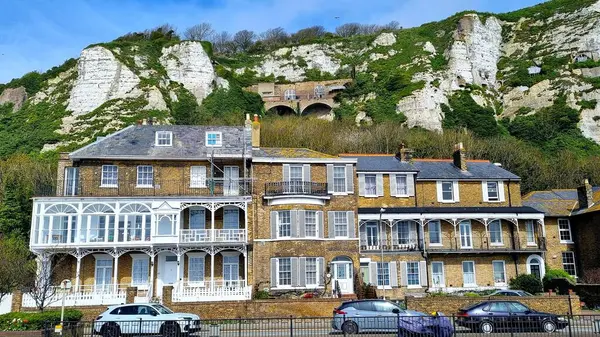 Dover, Kent, İngiltere - 13 Nisan 2024: Körfez pencereli, izci balkonlu ve Beyaz Kayalıkların eteğindeki cam galerili eski Gürcü taş evi