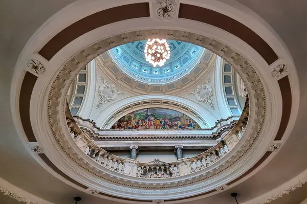 Belfast, Kuzey İrlanda - 17 Nisan 2024: Belfast Belfast Belfast Belediyesi 'nin iç kısımlarındaki renkli duvar resmine balyoz eşliğinde kubbeden kubbeye kadar alçak açılı görüş