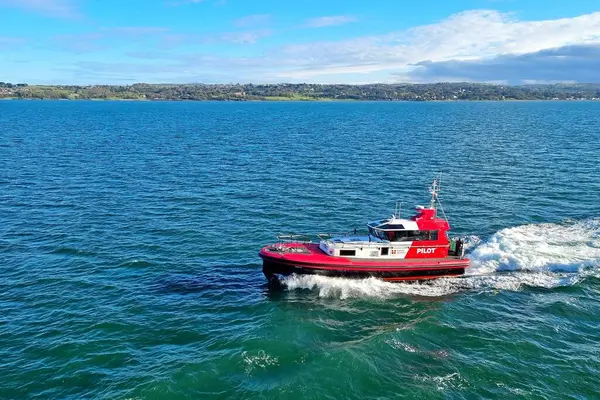 Belfast, Kuzey İrlanda - 17 Nisan 2024: Her iki yönde de limandan güvenli geçiş sağlamak için Belfast Limanı 'nda yeni düşük emisyonlu tekne pilotu