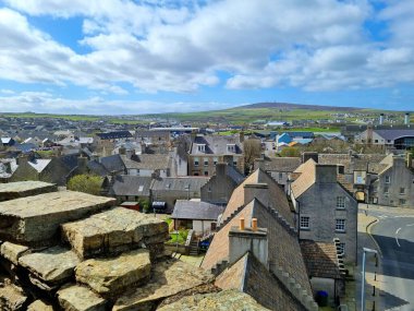 Kirkwall, Orkney, İngiltere - 19 Nisan 2024: Piskopos Sarayı Kulesi 'nden tipik İskoç evleri ve listelenmiş binalarıyla Kirkwall' un tarihi merkezine bakan hava manzarası