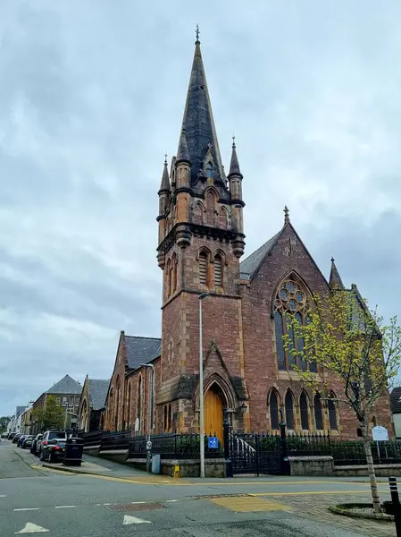 Stornoway, Outer Hebrides, İngiltere - 20 Nisan 2024: Taretleri ve kulesi olan etkileyici Gotik Martin 'in Kızıl Torridonian kumtaşı kilisesi listelenmiş bir binadır.