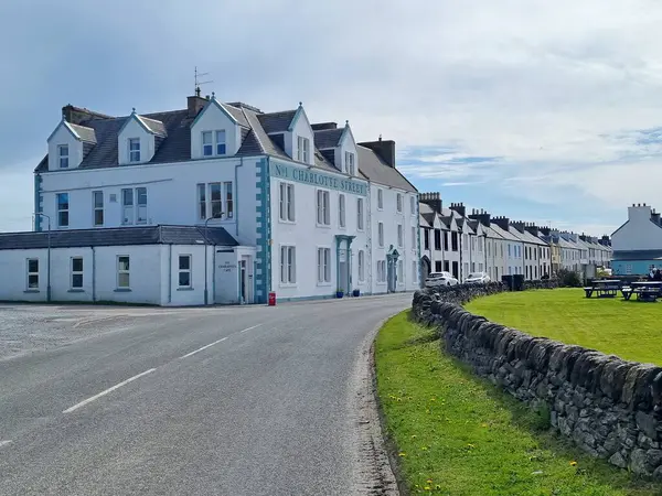 Port Ellen, Islay Adası, İskoçya - 21 Nisan 2024: Charlotte Caddesi 'ndeki geleneksel mimarinin rahat konuk evi