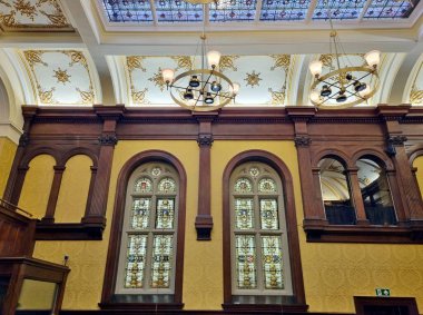 Douglas, Man Adası - 22 Nisan 2024: Antik vitray pencereli Parlamentonun iç kısmı