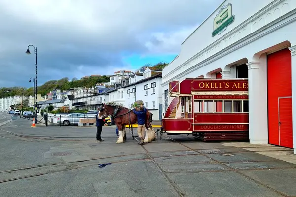 Douglas, Man Adası - 22 Nisan 2024: Eşsiz retro ulaşım, dünyadaki son at tramvay hattı, kentsel toplu taşıma aracı olarak kullanıldı.