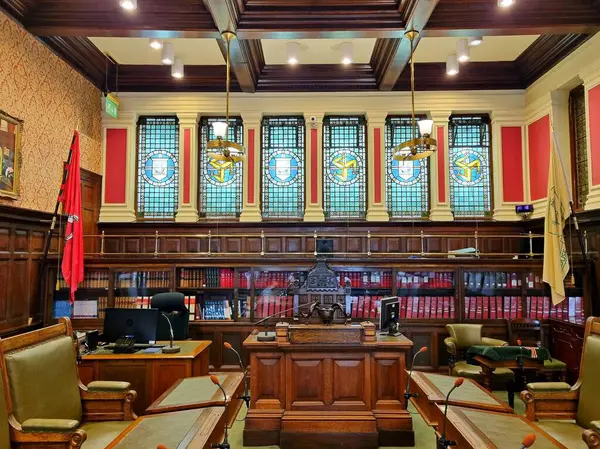 Douglas, Man Adası - 22 Nisan 2024: Tynwald 'ın Anahtarlar Odası, dünyanın en eski parlamentosu.