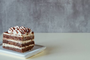 Beyaz tabakta geleneksel İtalyan tatlı tiramisusu..