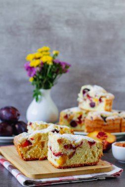 Masada ev yapımı meyveli kek.