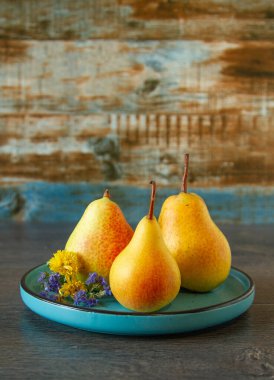 Tarım masasında çiğ sarı armutlar, durgun hayat.