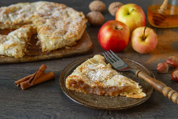 テーブルの上のフルーツ ナッツ 秋のスパイスと伝統的な素朴なりんごパイ — ストック写真