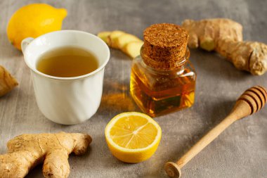 Masada limonlu ve ballı zencefil çayı. Taze malzemeler.