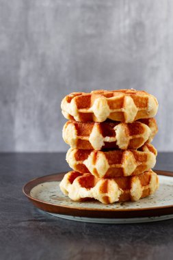 Gri arkaplanda ev yapımı Belçika waffle 'ları