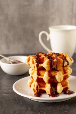 Çikolata soslu ev yapımı Belçika waffle 'ları.