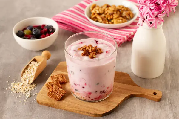 オートミール ヨーグルト ナッツ レッドフルーツと健康的な朝食 ロイヤリティフリーのストック写真
