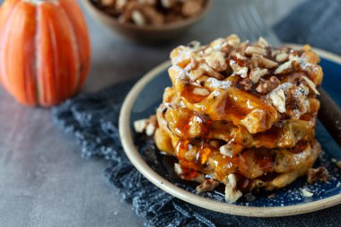 Ballı ve cevizli ev yapımı kabaklı waffle. 