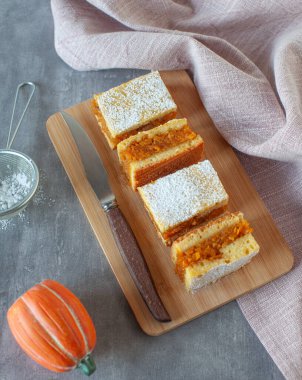 Kırsal ev yapımı vanilyalı kek ve balkabağı dilimlenmiş.