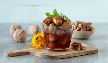 Cam kavanozda ev yapımı yeşil ceviz reçeli