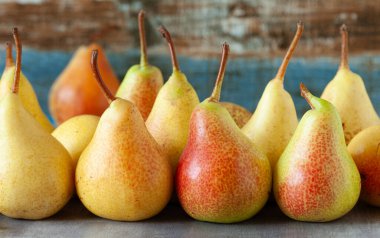 Organik sonbahar renkli armutlar, tarladan sofraya meyveler