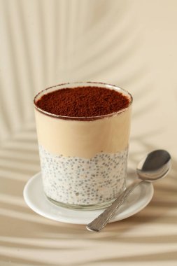 Chia tohumlarından, yulaf ezmesinden, espresso kahveden ve vegan sütünden yapılmış tiramisu chia pudingi.