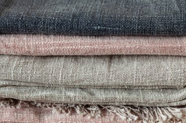 Farklı renkte kenevir kumaşlar, kumaş çuvalları, tekstil moda soyut arka planının kaba dokusu.