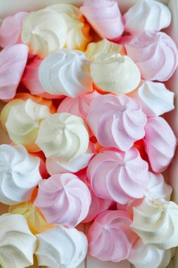 Farklı renklerde kurabiyeler.