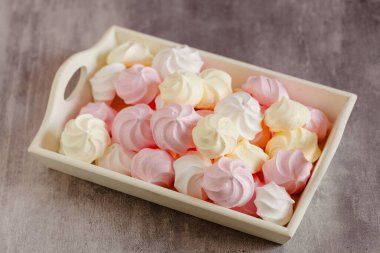 Farklı renklerde kurabiyeler.