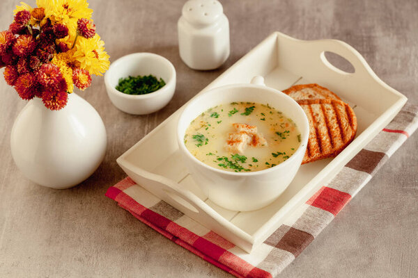 Сливочный суп из овощей с гренками