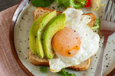 Kızarmış yumurta ve avokado ile Tost