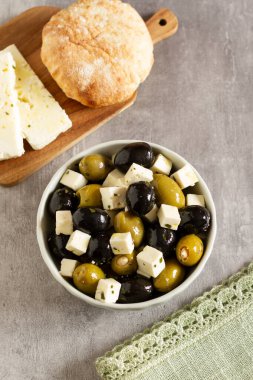 Akdeniz mezeleri beyaz peynir ve zeytinden yapılır.