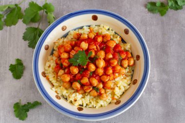 Vejetaryen yemeği, kase üzerinde pilav pişirilmiş nohut.