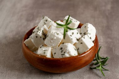 Kırsal bir masada biberiyeli küp peynir.