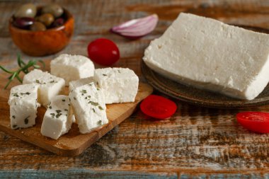 Kırsal bir masada sebzeli küp peynir.