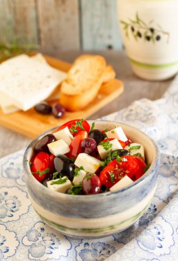 Taze Yunan salatası, domates, zeytin, ahşap masada beyaz peynir.