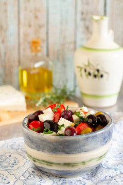 Taze Yunan salatası, domates, zeytin, ahşap masada beyaz peynir.