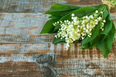 Vadinin vahşi zambaklarından bir buket Tahta bir masanın üzerine yerleştirilmiş