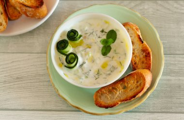 Salatalık salatası ve kızarmış ekmek ile Tzatziki - Yunan yoğurdu sosu