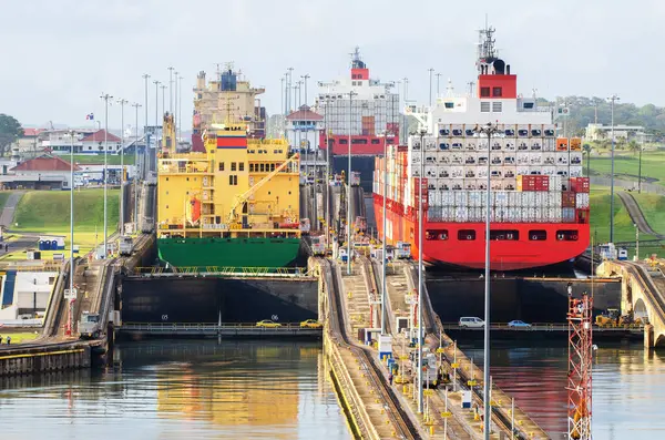 Två Lastfartyg Passerar Miraflores Slussar Panamakanalen Centralamerika — Stockfoto