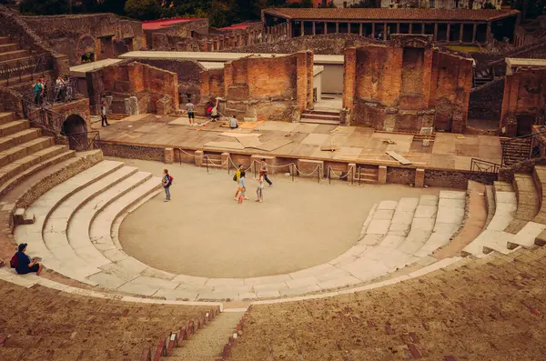 Pompei Italia Maggio 2015 Turisti Sull Antico Teatro Pompei Pompei — Foto Stock