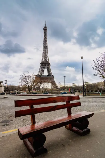 Stock image empty bench with Eiffel tower in the background, Paris . France